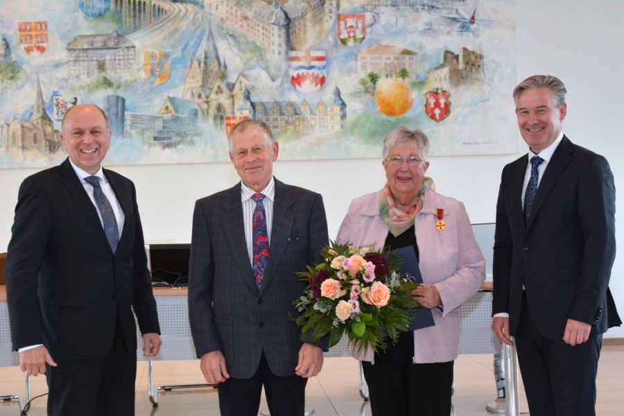 Beglückwünschten Rita Schmidt zu Verdienstmedaille – v.l. Landrat Christoph Rüther, Ehemann Alfons Schmidt und der Hövelhofer Bürgermeister Michael Berens Foto: Kreis Paderborn, Presse- und Öffentlichkeitsarbeit, Meike Delang
